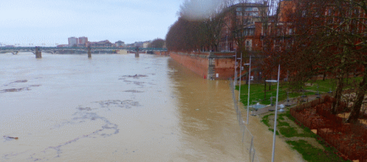 La Garonne en crue à Toulouse lundi 10 janvier 2022.