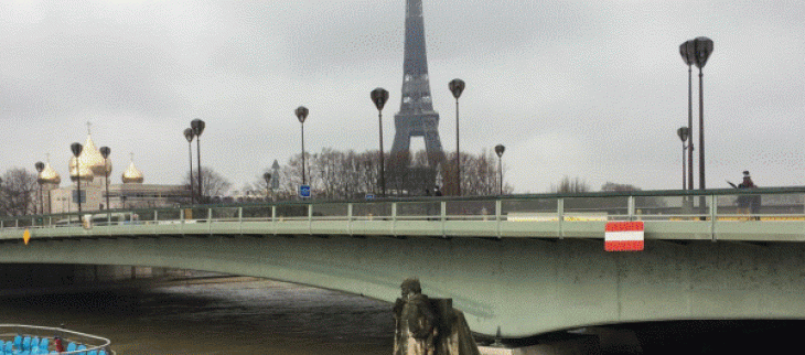 Le zouave du pont de l'Alma à Paris a les pieds dans la Seine
