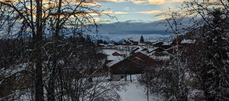 Le 30 décembre, dans le Chablais à 1400 m, le sol blanchi au petit matin, avant la pluie … 