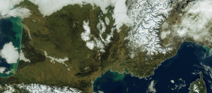 Image du satellite défilant Suomi-NPP du 14 décembre. Vue du ciel : la neige sur tous les reliefs qui émergent au-dessus d’une couche de nuages bas installée sur la moitié nord de la France et dans de nombreuses vallées alpines.