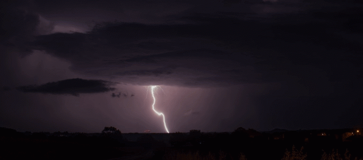 Éclair dans le ciel de Loire Atlantique hier soir - © Infoclimat / Florian15