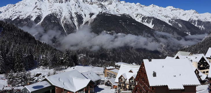 La station de ski d'Oz, près de l'Alpe d'Huez (Isère), le 22 février 2022. En toile de fond, le massif de Belledonne. © Daniel Goetz.