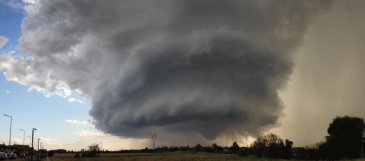 Développement d'une tornade dans une supercellule orageuse en Lombardie dimanche. 