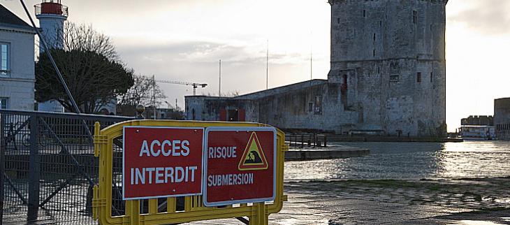 Quai de La Rochelle envahi par la mer.