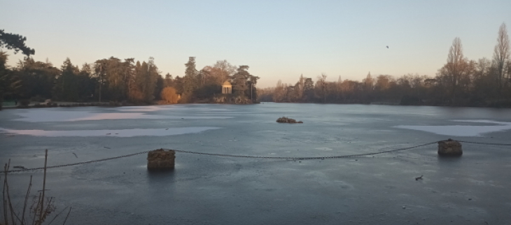 Le lac Daumesnil en partie gelé à Paris 