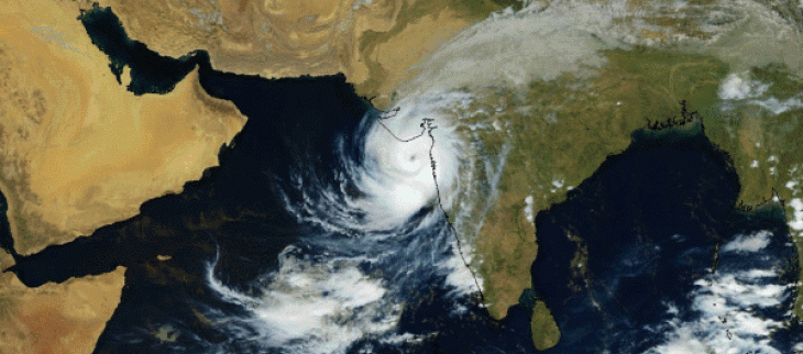 Le cyclone Tauktae longeant les côtes ouest de l’Inde entraînant des pluies intenses et une mer dangereuse.