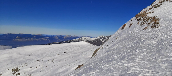 Faible enneigement dans le massif du Taillefer vu vers les Préalpes (Chartreuse) qui apparaissent sans couche de neige