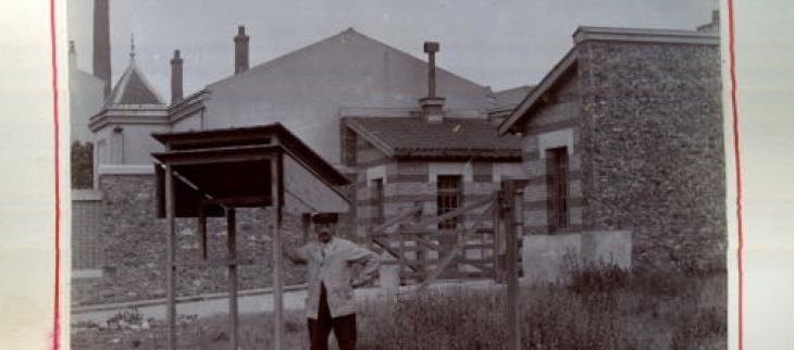 Poste météorologique, Vaugirard, Abattoirs - Paris - Station météorologique établie en avril 1898 au nouvel abattoir de la rive gauche (rue des Morillons). Crédits " Météo-France "