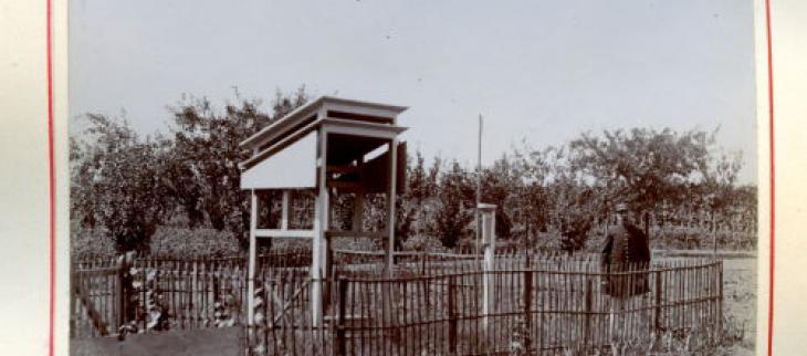 Poste météorologique, Villejuif (Seine) - Station météorologique installée en juillet 1899 à l'asile départemental, où les observations font suite à celles faites depuis novembre 1896, à l'Ecole communale de garçons. Crédits " Météo-France "