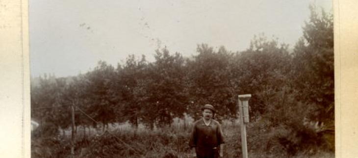 Poste météorologique, Viroflay (Seine et Oise) - Poste pluviométrique établi à l'usine des Eaux, route de Versailles. Crédits " Météo-France "