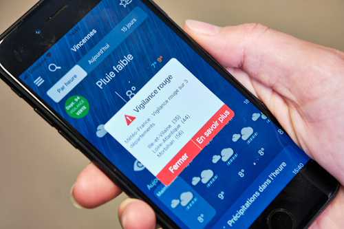 Illustration Vigilance rouge sur smartphone © Météo-France