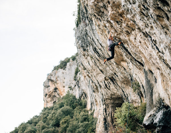 Emilie Magaud pratique l'escalade sur des parois rocheuses du sud ©Aurèle Brémond