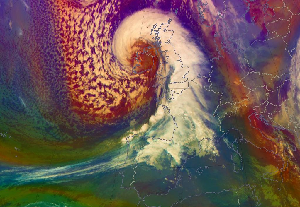 Image satellite montrant les types de masses d'air (rougeâtre=froid/humide en aval, verdâtre=chaud/sec en amont) le mardi 12 décembre 2021 à 12 UTC. © Météo-France.